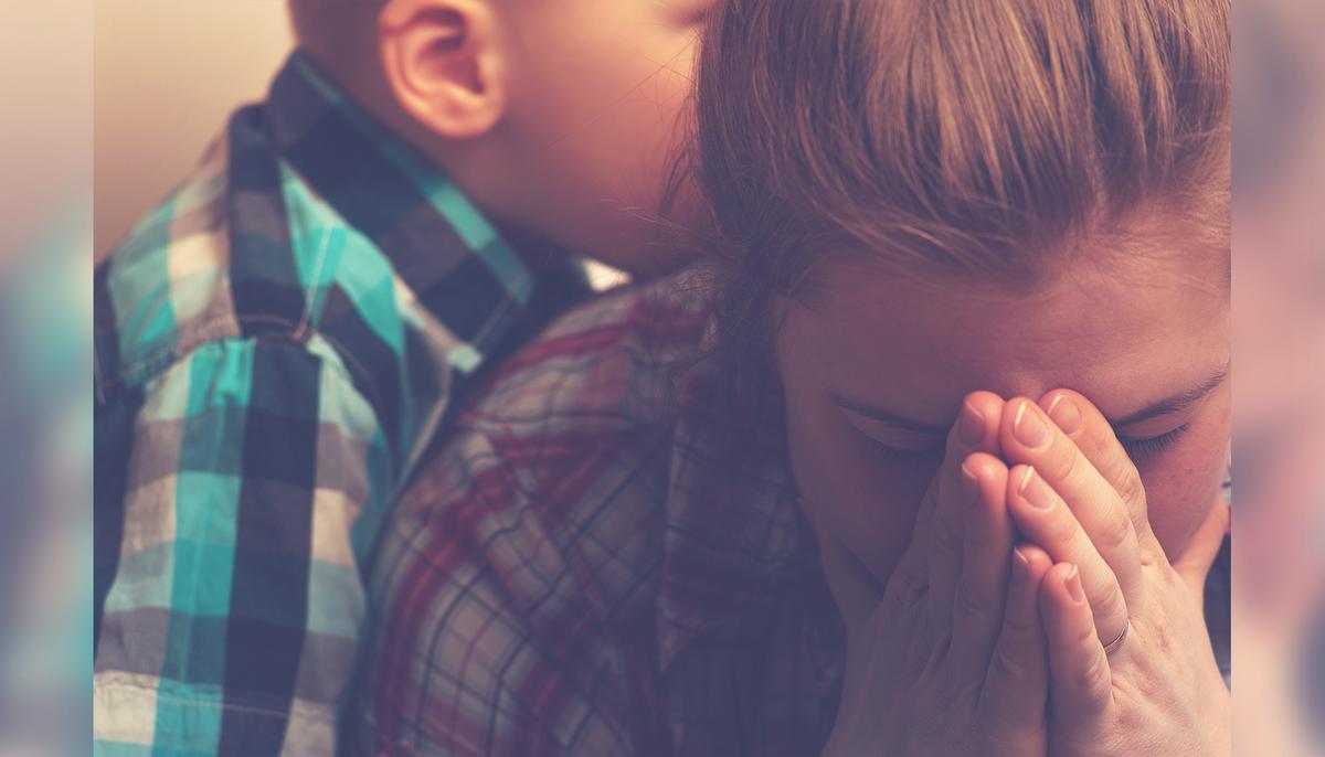 Struggling, Widowed Mom of 4 Left in Tears When ‘Secret Santa’ Arrives at Their House With a Surprise Gift