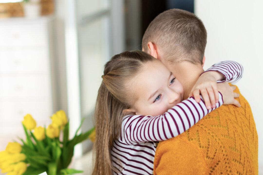 Mom with Cancer Lets 4-Year-Old Daughter Cut Her Hair ‘However She Wants’ Before Losing It to Chemo