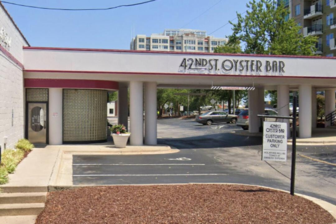 Waiter Sees Customer’s Son with Cerebral Palsy Having Trouble Eating, so He Helps Feed Him