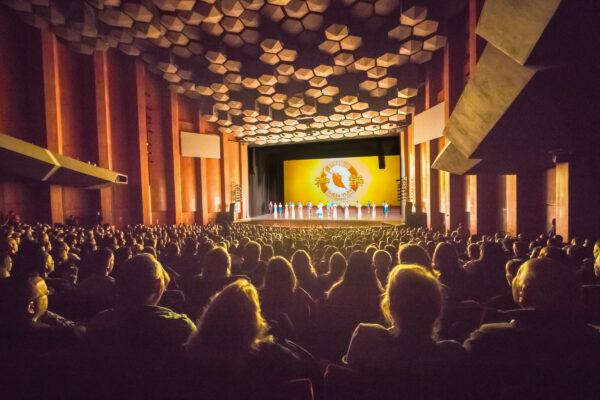 Shen Yun Performing Arts' curtain call at Houston’s Jones Hall for the Performing Arts. (The Epoch Times)