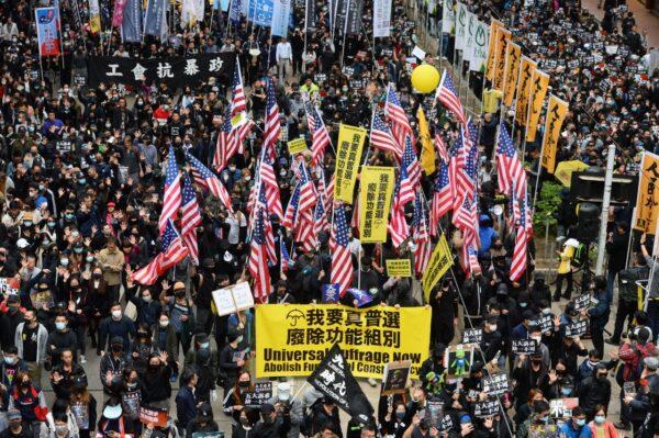 Protesters hold up U.S. flags in a march in Hong Kong on Jan. 1, 2020. (Sung Pi-lung/The Epoch Times)