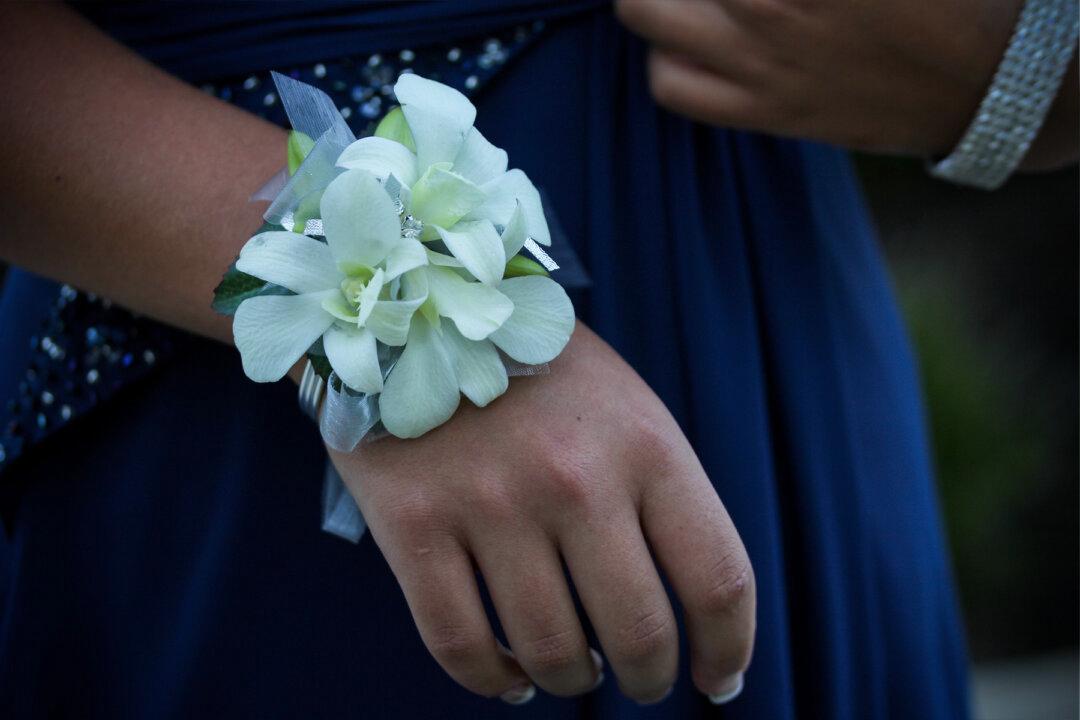 She Took Off Her High Heels After Having Seizure During Homecoming–So All the Girls Took Theirs Off, Too, and It Went Viral