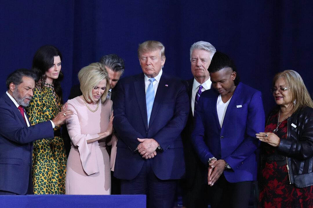 Trump Highlights Aid to Faith in Speech to Evangelicals, Promises Action on In-school Prayer