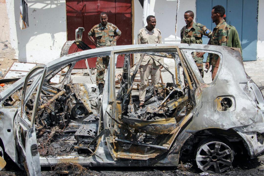 Car Bomb Kills 3, Wounds 6 at Checkpoint in Somali Capital