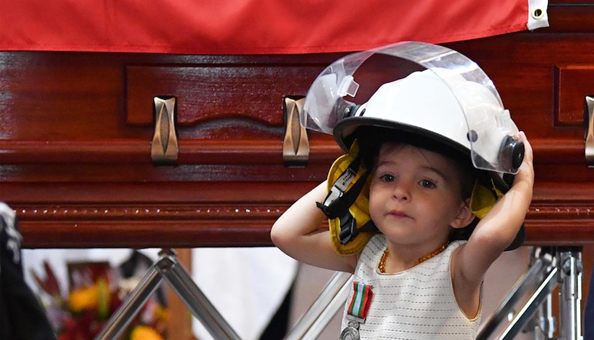 Daughter of Fallen Firefighter Dons Father’s Helmet at His Funeral, Receives His Medal for Bravery