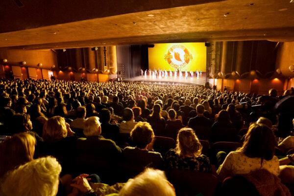 Shen Yun Performing Arts' curtain call at the San Jose Center for the Performing Arts, on Jan. 11, 2020. (NTD Television)