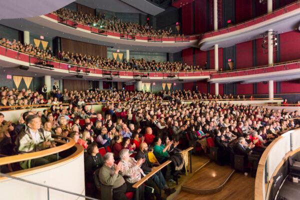 Shen Yun Performing Arts' curtain call at Mississauga's Living Arts Centre, on Jan. 12, 2020. (Evan Ning/The Epoch Times)