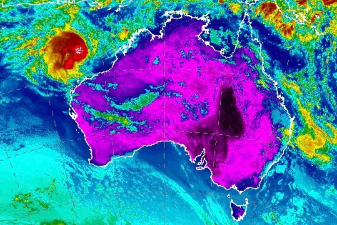 Cyclone Tracks Off Western Australia After Dumping 0.5 Meters Rain in Northern Territory
