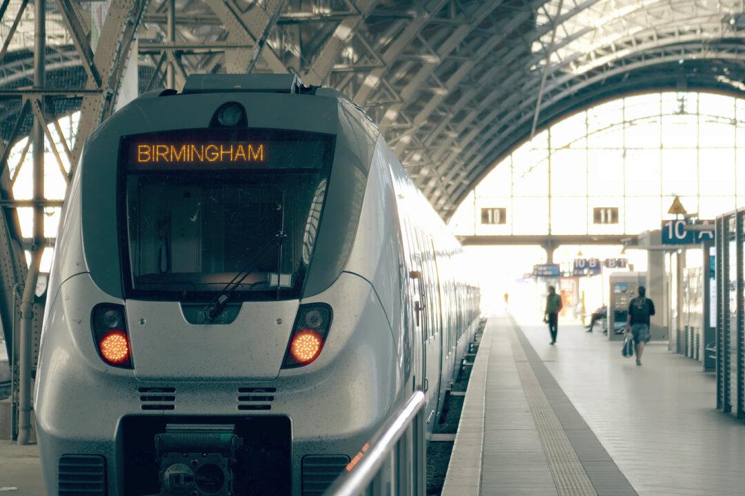 Stranger on a Train Passes Mom of Well-Behaved Boy a Note Praising Her Parenting Skills