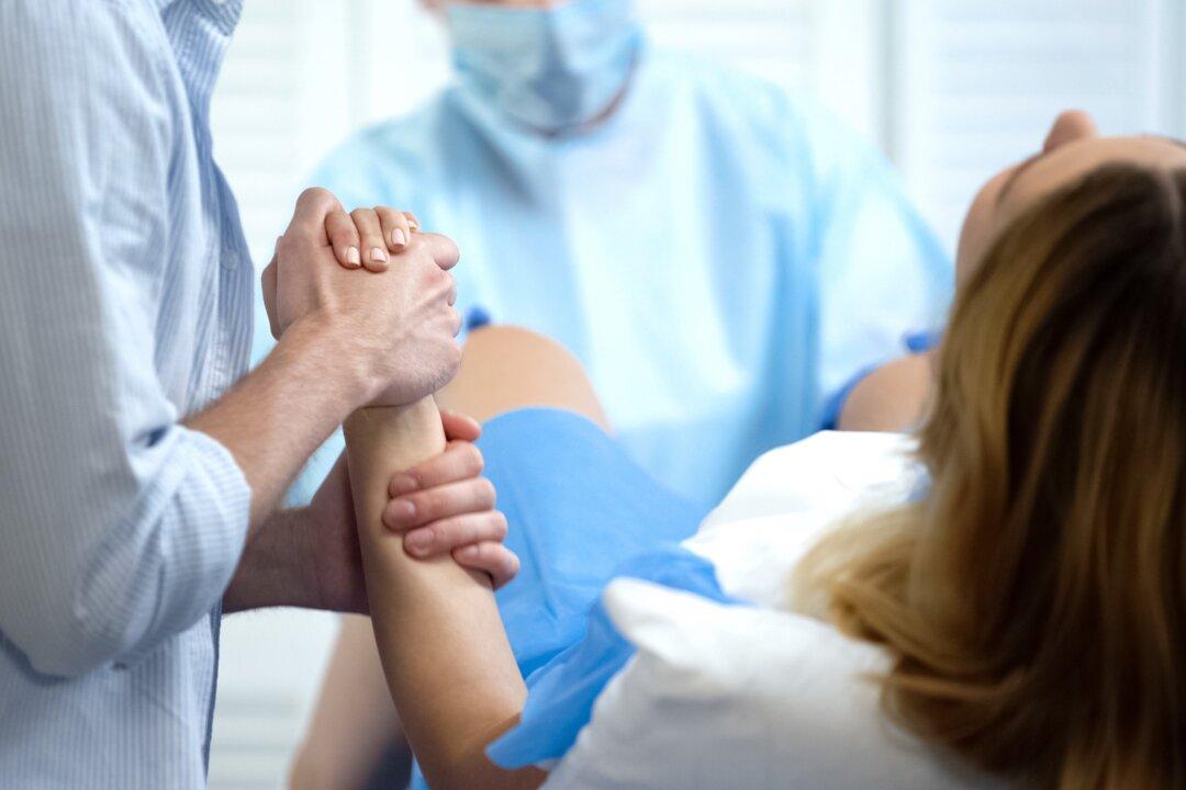 Why Americans Give Birth in Bed