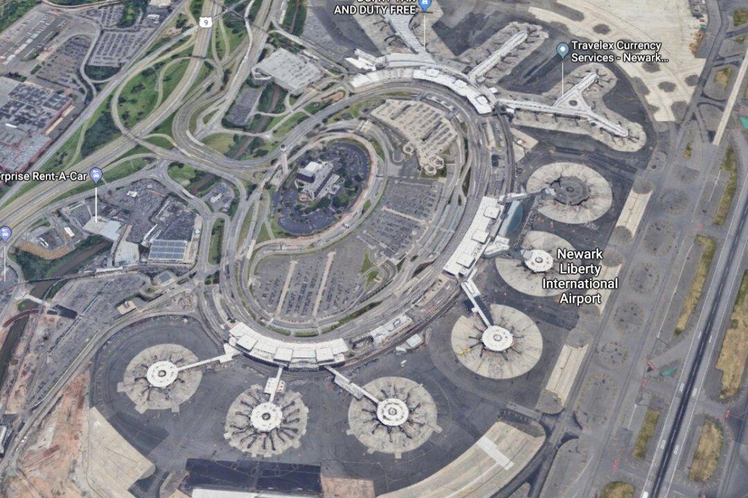 United Flight Returns to Newark Airport, Passengers Say Engine Was on Fire