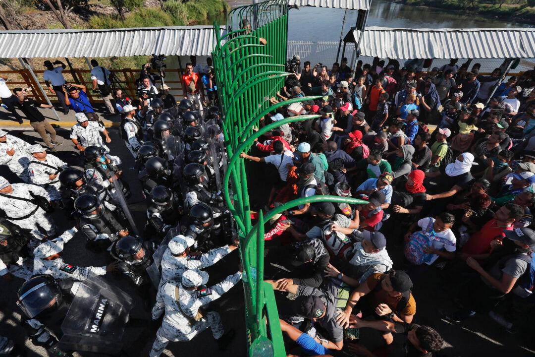 Mexico Blocks Hundreds of Migrants From Crossing Border Span