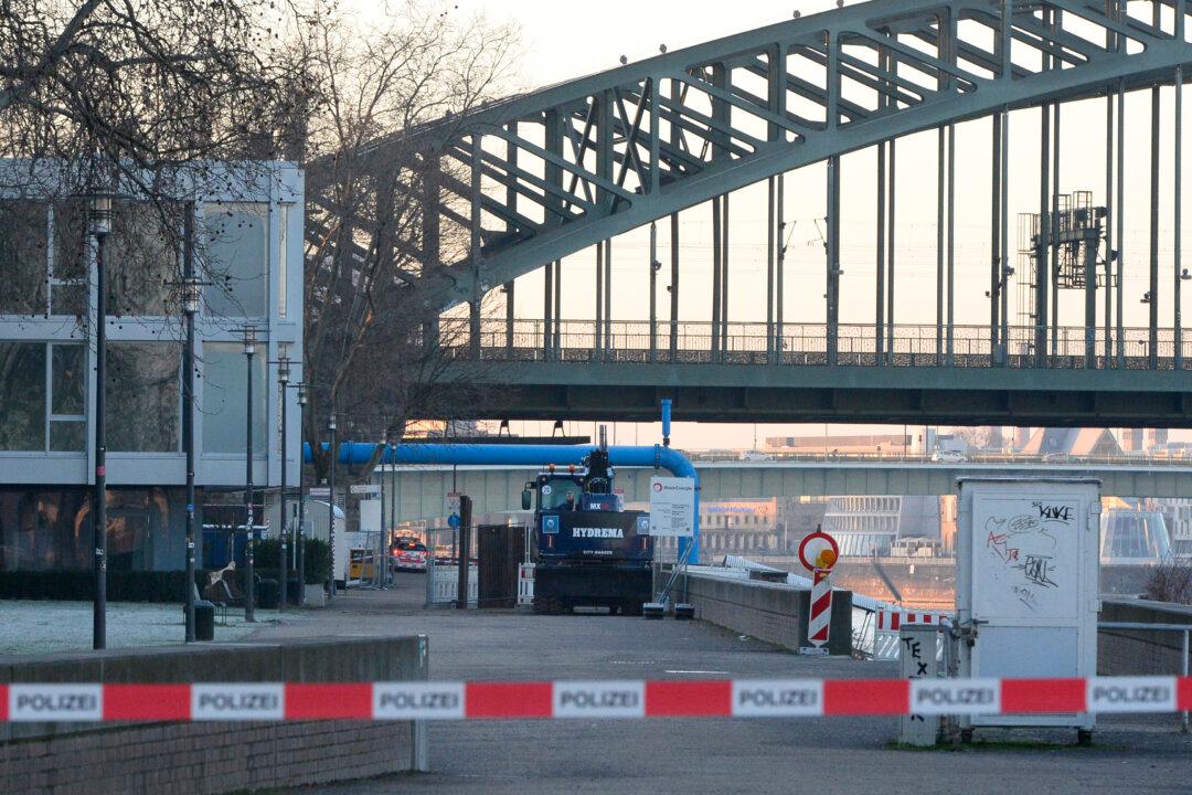 Experts Defuse World War II Bomb in German City of Cologne