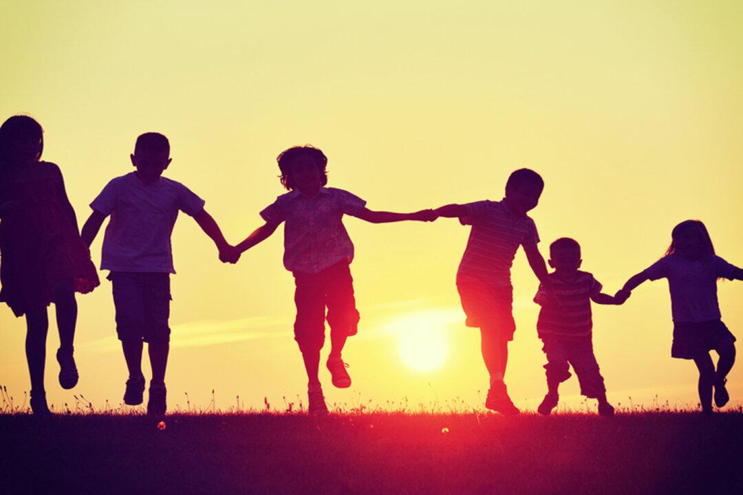 Mom of Three Adopts and Raises Best Friend’s Six Kids After She Dies