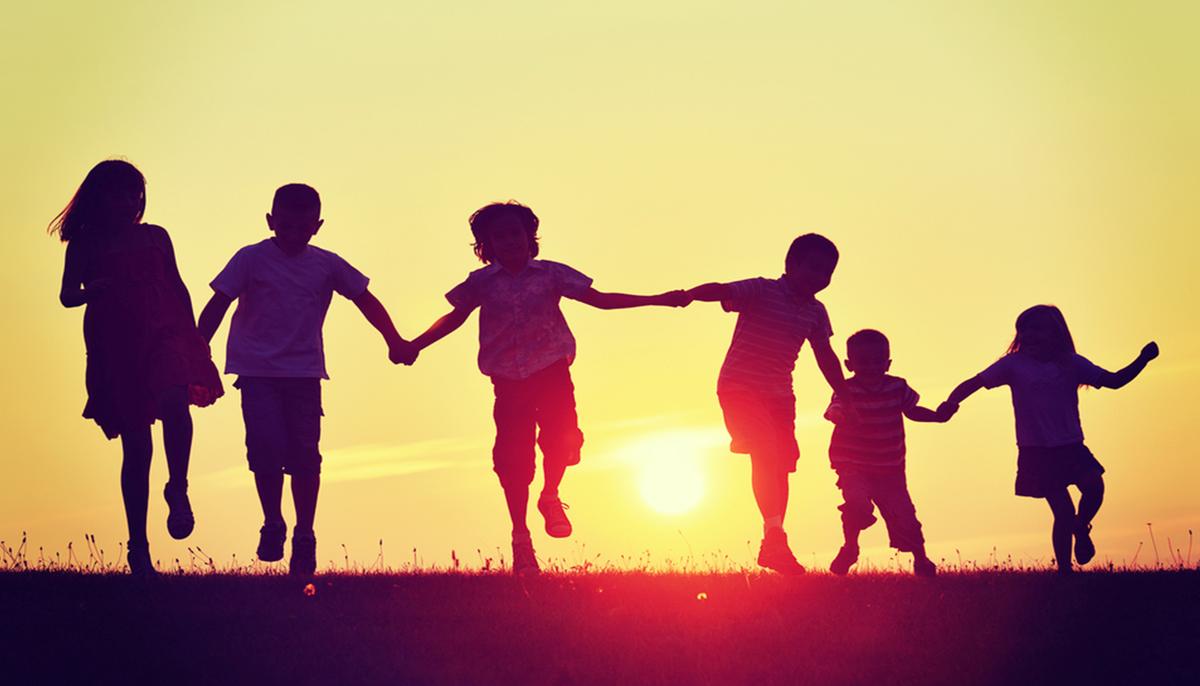 Mom of Three Adopts and Raises Best Friend’s Six Kids After She Dies