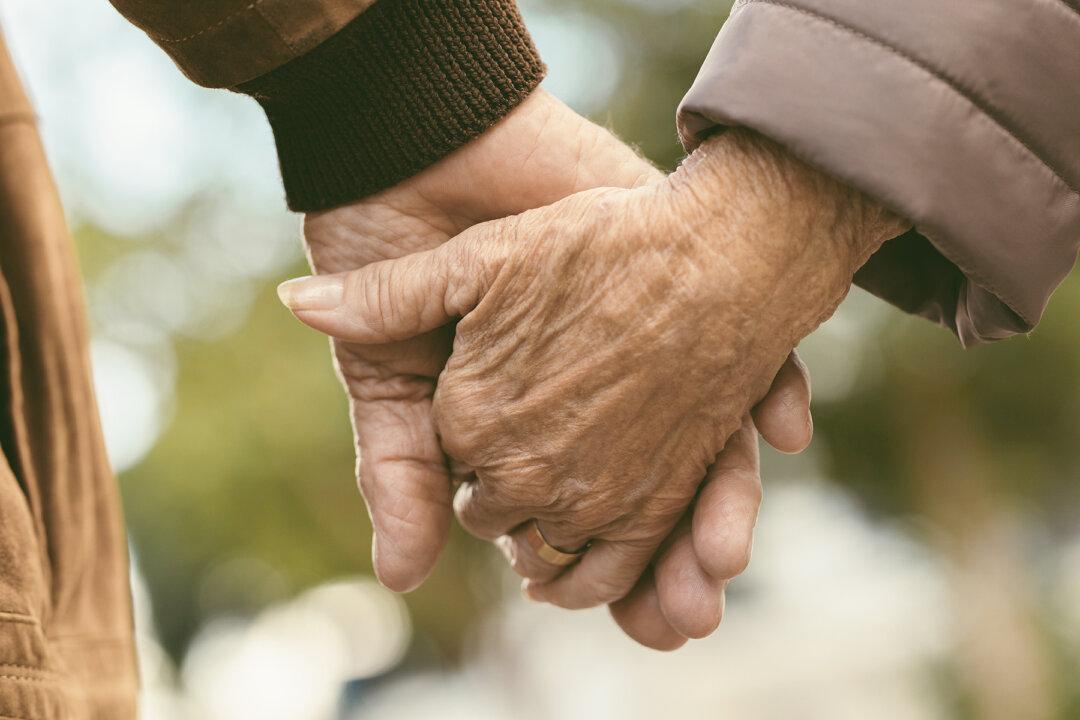 Elderly Couple Passes Away 90 Minutes Apart Hand-in-Hand on Their Deathbeds