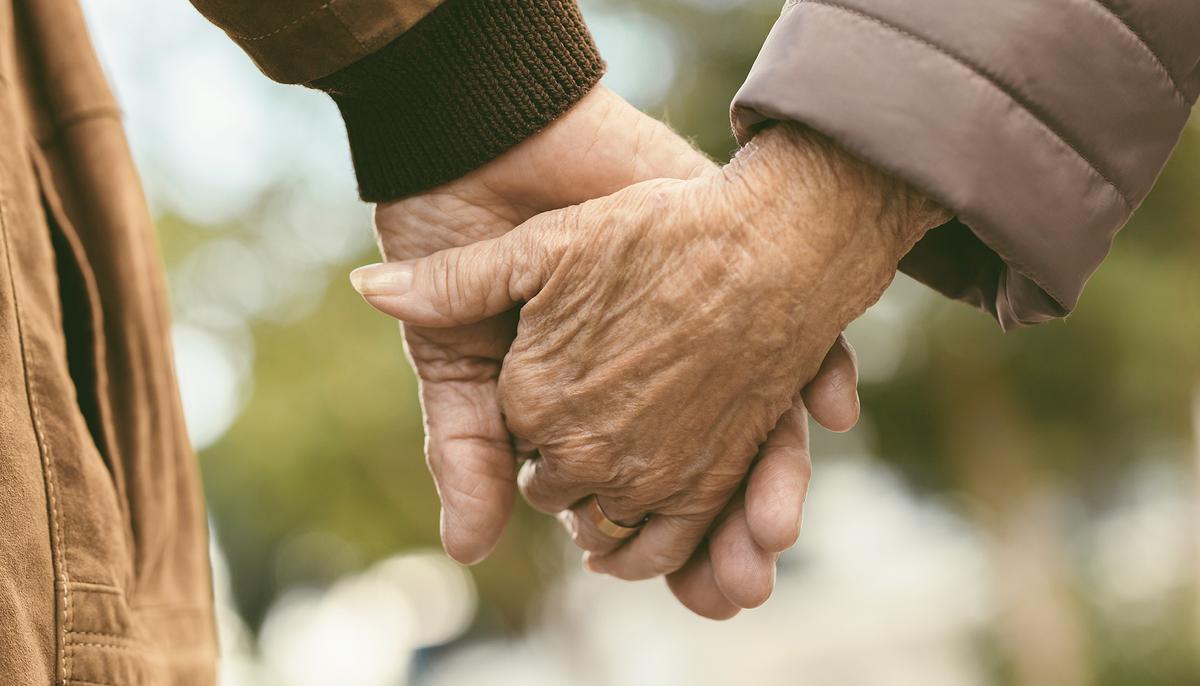 Elderly Couple Passes Away 90 Minutes Apart Hand-in-Hand on Their Deathbeds