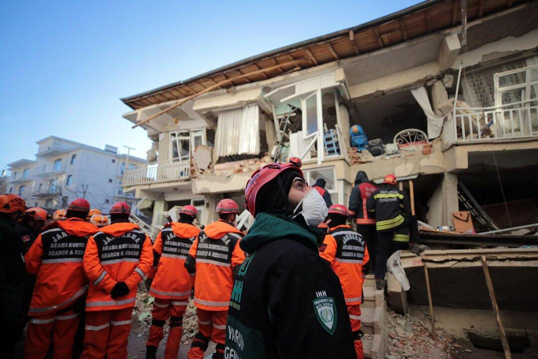 Death Toll Stands at 22 in Turkish Earthquake; 1,000 Hurt