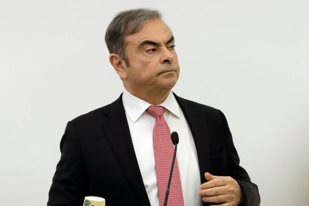 Japan Issues Arrest Warrants for Ex-US Soldier, Two Others for Ghosn Escape