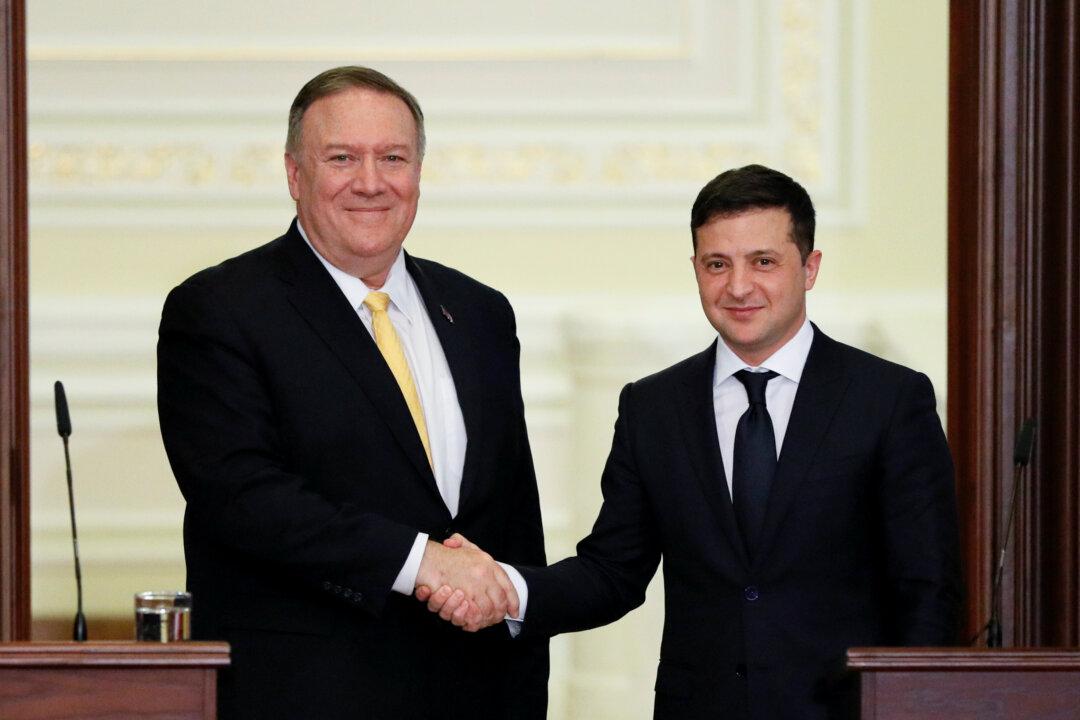 Pompeo Pledges Full Support for Ukraine, Meets with Zelensky