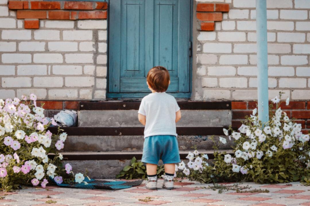 Boy Shows Up at Neighbor’s Door Every Day to Do Yard Work After Soldier Dad Is Deployed
