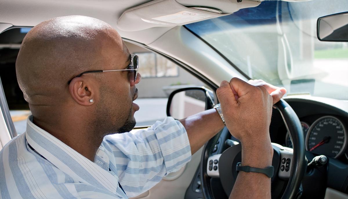 African-American Driver Takes Selfie With Cop to Show ‘Neither of Us Are the Enemy’