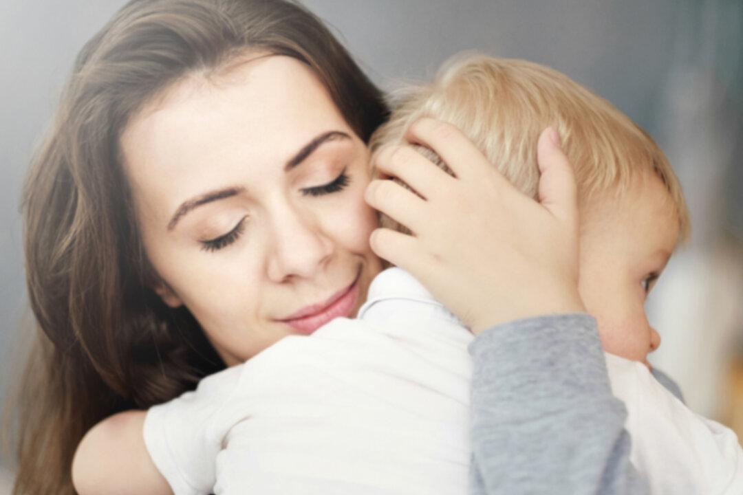 Toddler Fist-Bumps and Hugs a Stranger After Noticing She’s Missing a Limb Just Like Him