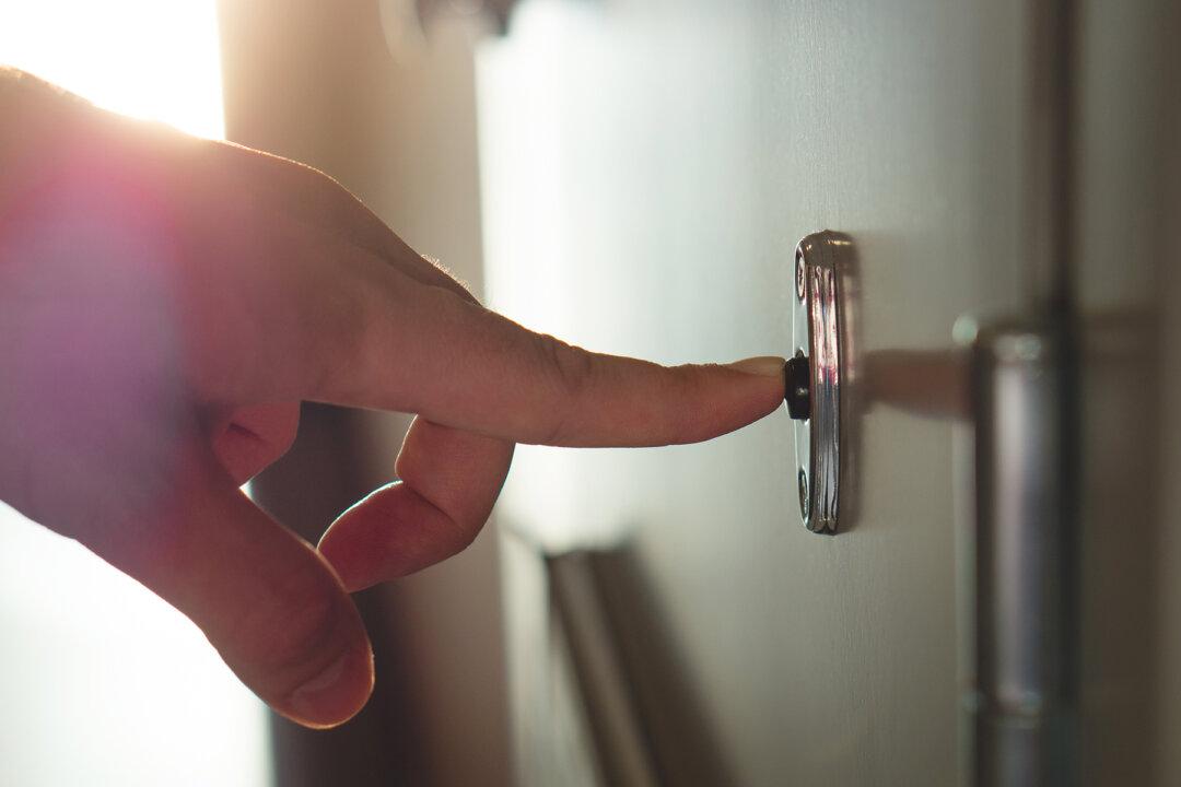 Mom of 3 Sneak Peeks Into Her Neighbor’s Home First Time in 21 Years: ‘It Was Horrific’