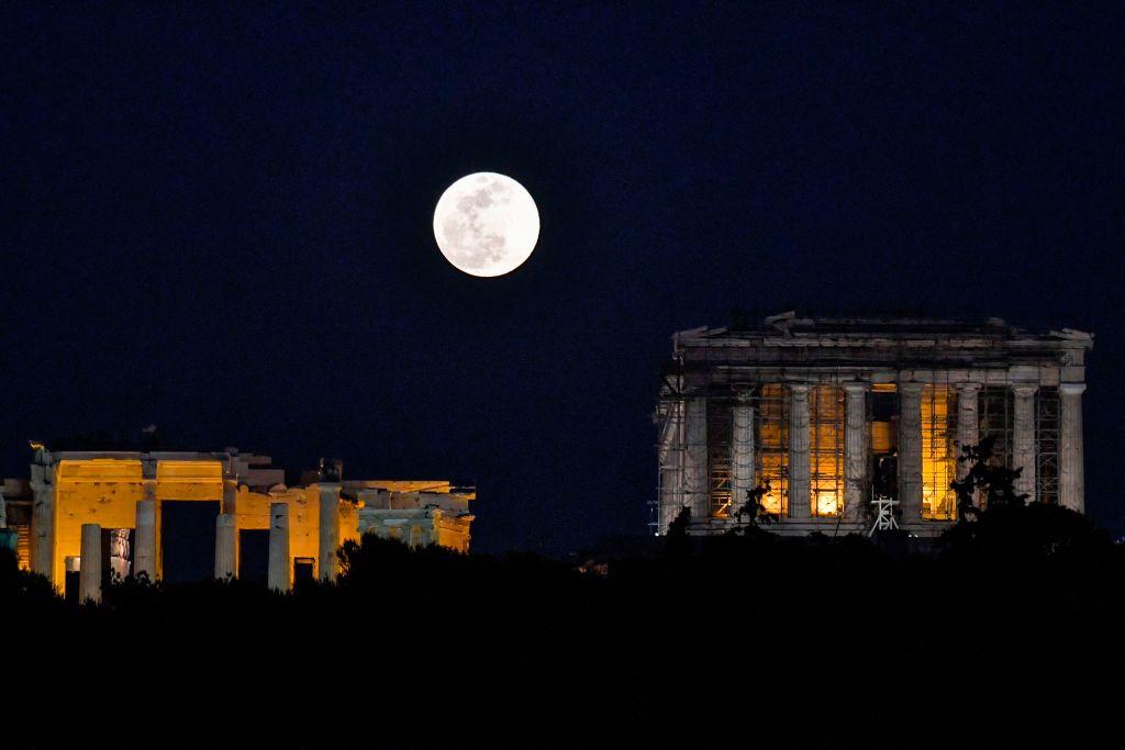 The Super Snow Moon rises next to the Parthenon Temple at the Acropolis archaeological site on Feb. 19, 2019. (©Getty Images | <a href="https://www.gettyimages.com/detail/news-photo/the-super-snow-moon-rises-next-to-the-parthenon-temple-at-news-photo/1125875505?adppopup=true">LOUISA GOULIAMAKI</a>)