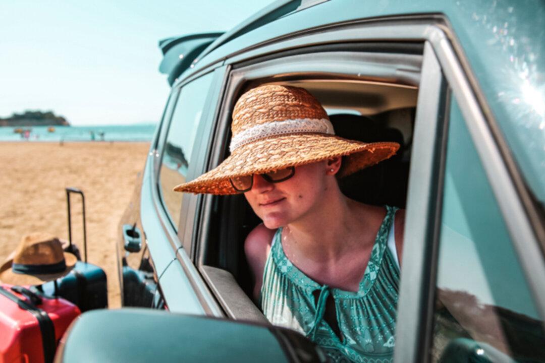 Cheeky Parents Take Their Modem on ‘Boring Day Trip’ to the Beach After 3 Kids Refuse to Go