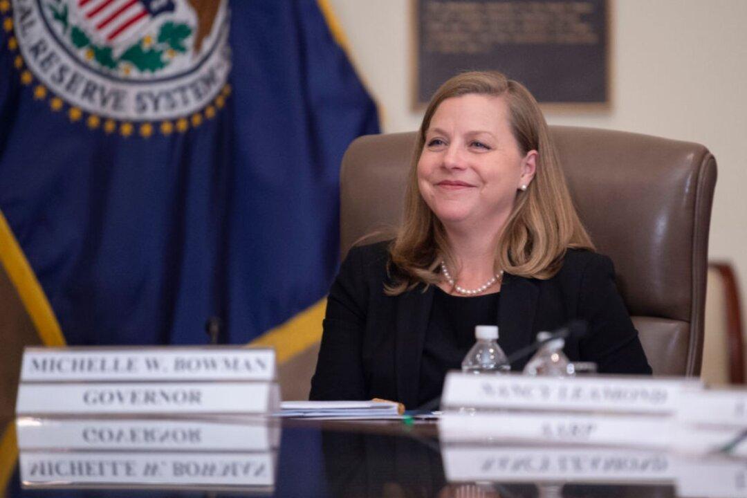 Federal Reserve Governor Is ‘Concerned’ About Decline in Number of Banks Since 1983