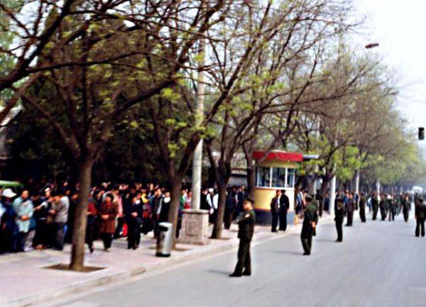 Falun Gong practitioners began arriving on Fuyou Street in Beijing, early on April 25, 1999, as some 1,000 public security personnel and plainclothes officers had already been deployed. (Minghui.org)