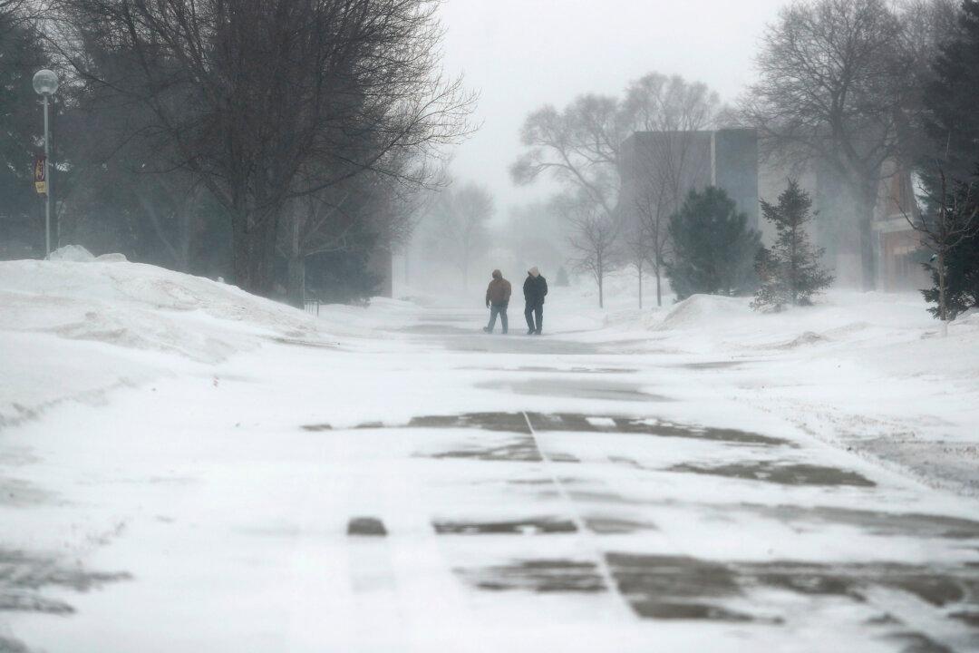 Arctic Blast Sends Temperatures Plummeting in Midwest, Blizzard Warnings Issued