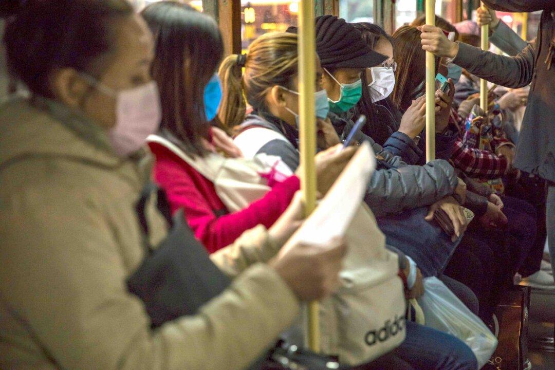 Hongkongers Protest Quarantine Clinics, Angry Over Open China Border