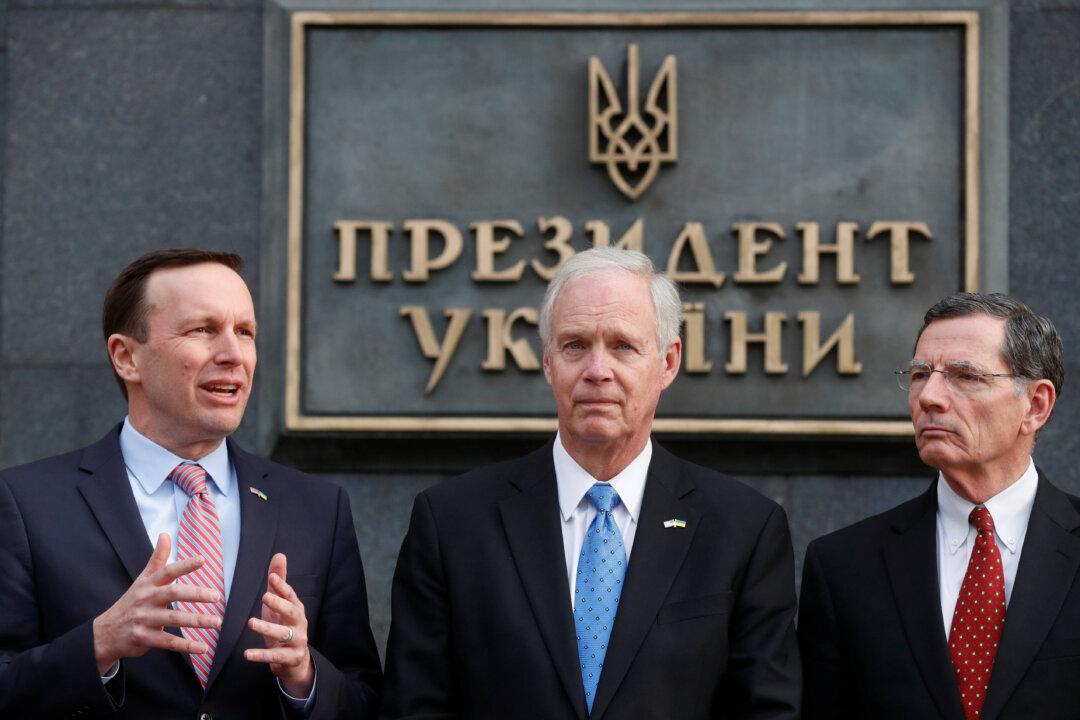 US Senators Meet With Zelensky in Ukraine, Vow Bipartisan Support