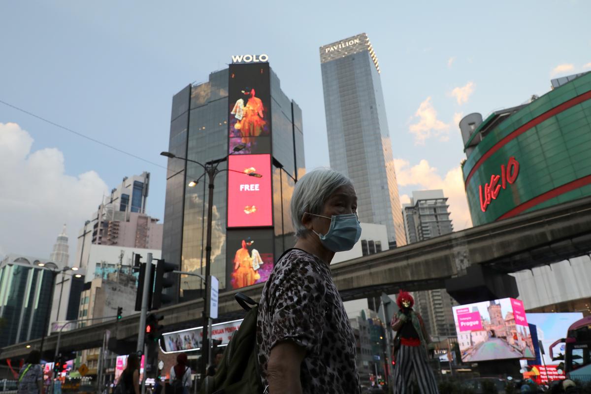 Malaysia to Lift Outdoor Mask Mandate, Scrap COVID Tests for Vaccinated Travelers
