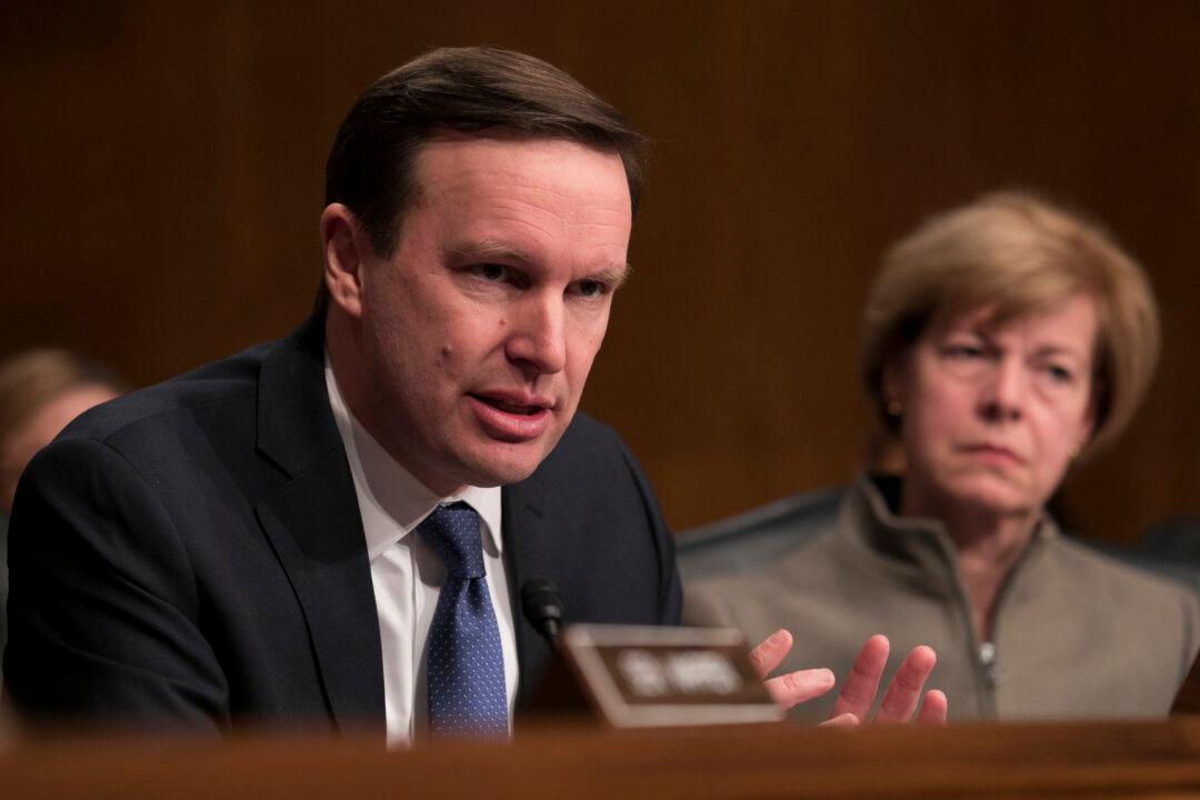 US Senator Admits He Met With Top Iranian Official