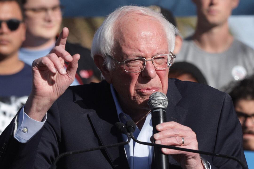 Sanders Refuses to Release Full Medical Records