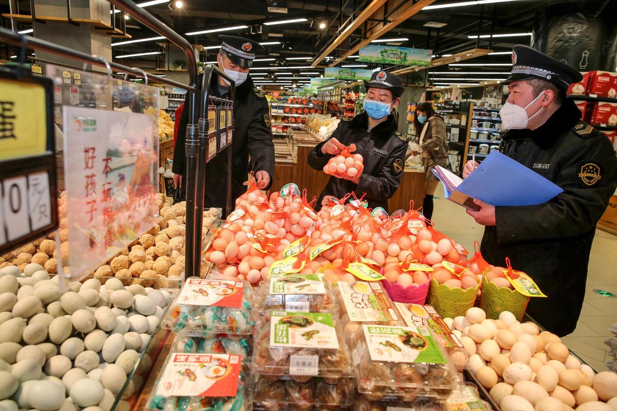 Video of Chinese Officials Confiscating Supplies From Grocery Store in Virus-Hit City Sparks Outrage