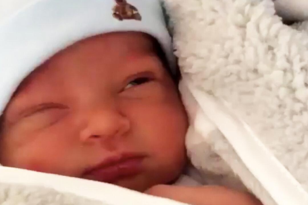 Aunt Notices Baby Pretending to Be Asleep–but When She Starts Filming, Baby’s Next Move Is Amazing
