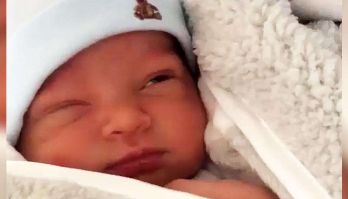 Aunt Notices Baby Pretending to Be Asleep–but When She Starts Filming, Baby’s Next Move Is Amazing