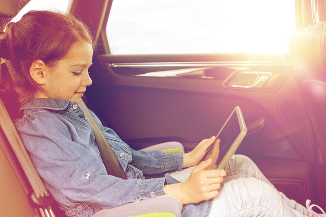 Little Girl Knows Entire Reba McEntire Song by Heart, Gives Flawless Performance in Backseat of Car