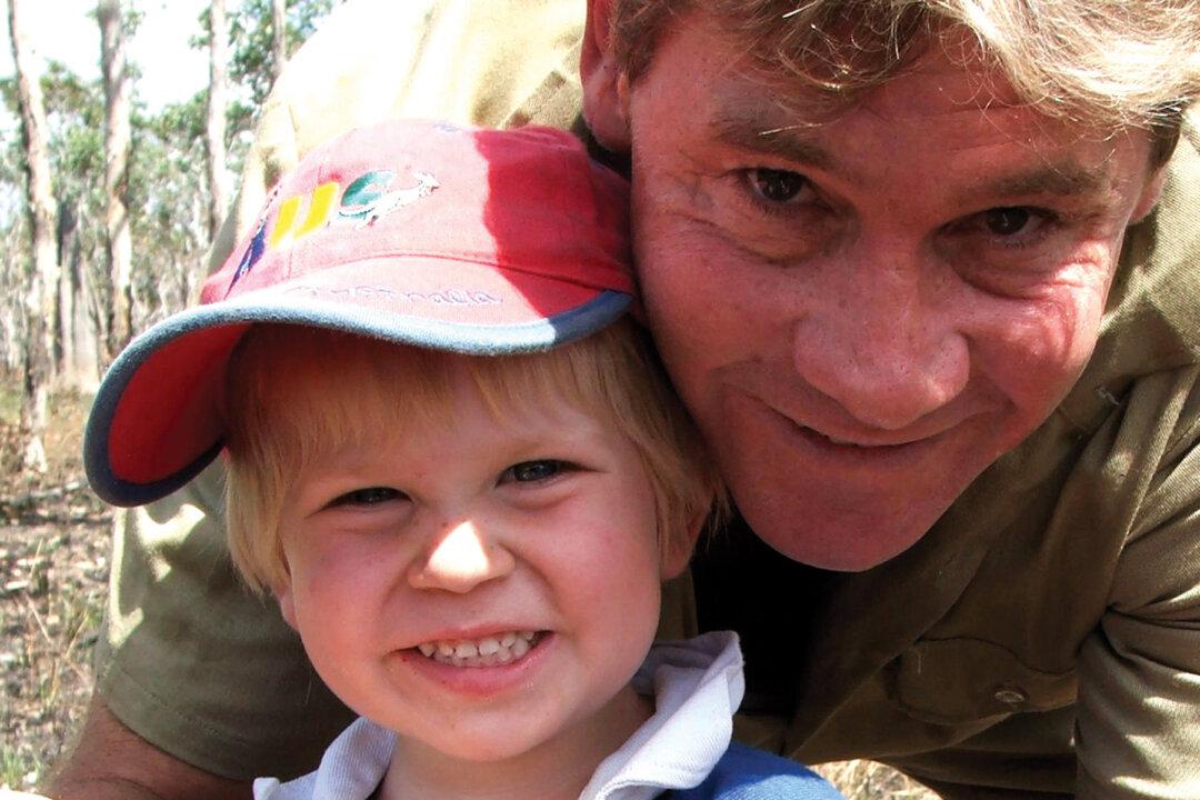 Robert Irwin Perfectly Re-creates Late ‘Crocodile Hunter’ Father’s Likeness in Photo Cuddling a Koala