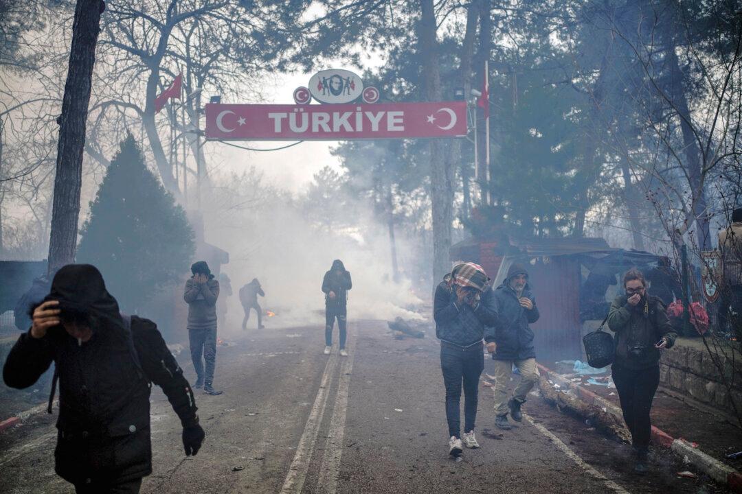 Turkey’s Erdogan Says Europe Borders Open as Refugees Gather