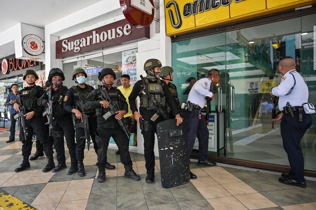 Philippines Hostage-Taker Frees Dozens, Ends Standoff at Mall