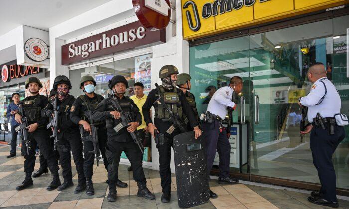 Philippines Hostage-Taker Frees Dozens, Ends Standoff at Mall