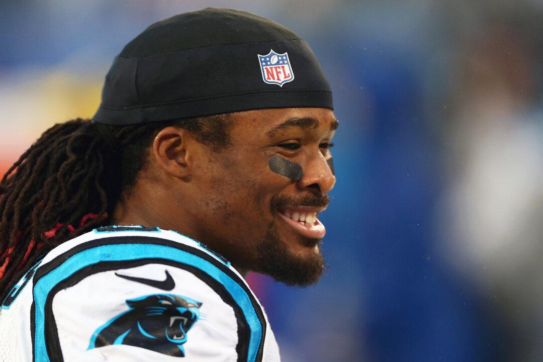 Former NFL Football Star Pays for 500 Mammograms in Memory of Mom Who Died of Breast Cancer