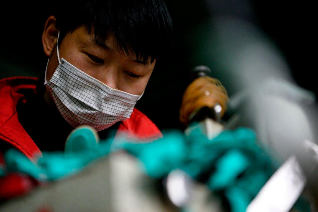 Businesses in Chinese City Reluctant to Reopen Due to Lack of Masks, Disinfectant: Internal Documents