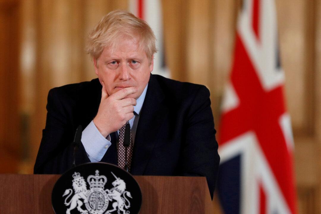 UK’s Johnson Backs Aide Over 250-Mile Lockdown Breach