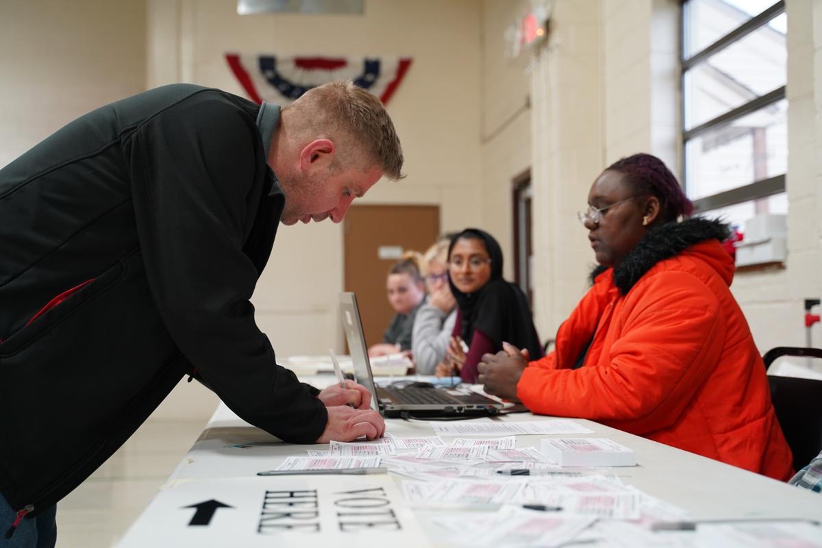 Blue-Collar Voters in Michigan Swing County Turn From Sanders